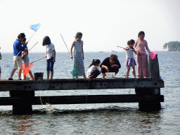 Miaomiao and other people catching crabs on a pier at the northwest side of the Grevelingendam