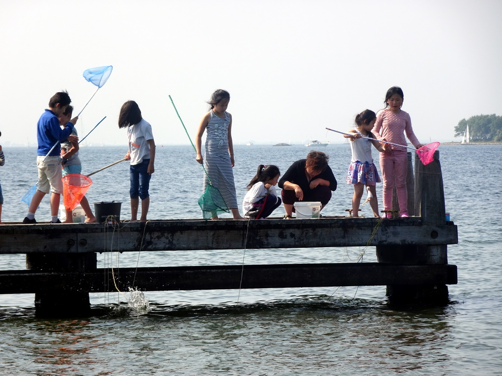 Miaomiao and other people catching crabs on a pier at the northwest side of the Grevelingendam