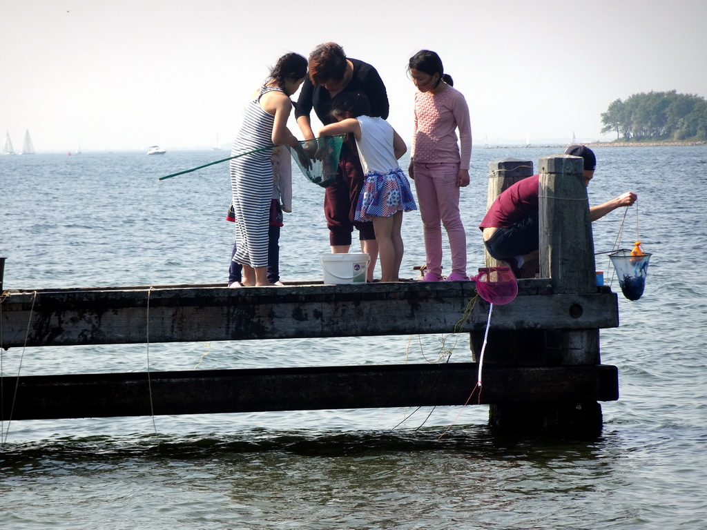 Miaomiao and other people catching crabs on a pier at the northwest side of the Grevelingendam