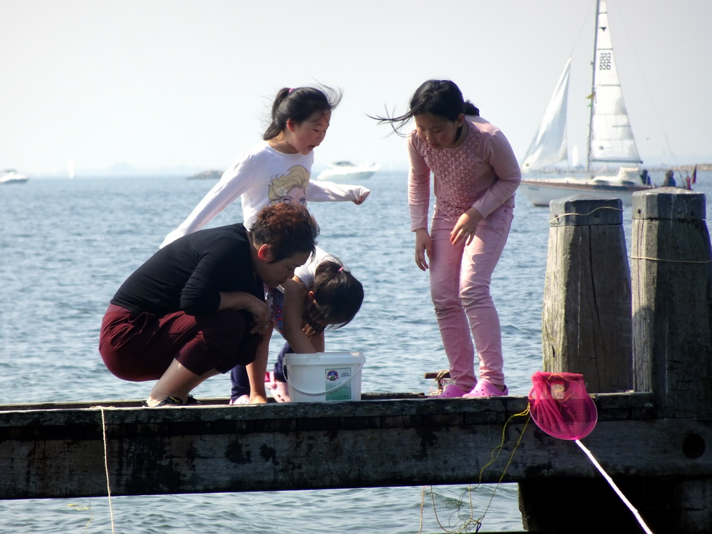 Miaomiao and other people catching crabs on a pier at the northwest side of the Grevelingendam