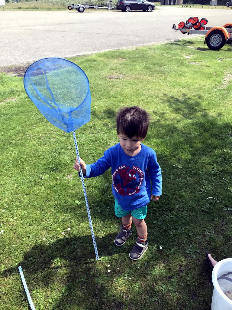 Max with a net for catching crabs at the northwest side of the Grevelingendam