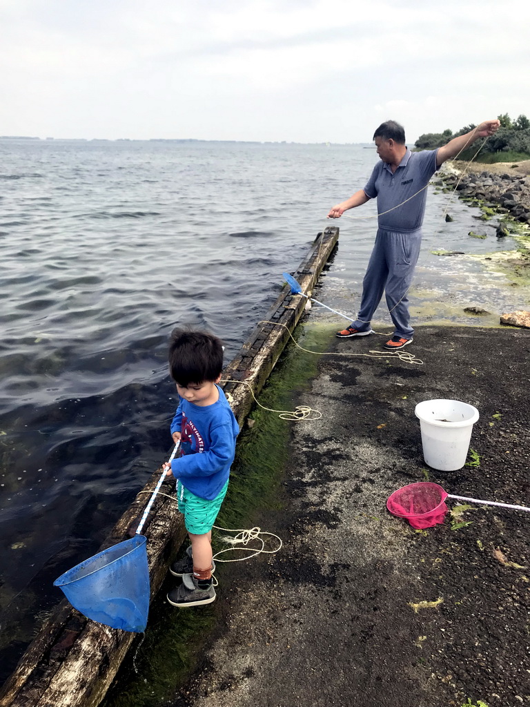 Max and Miaomiao`s father catching crabs at the northwest side of the Grevelingendam