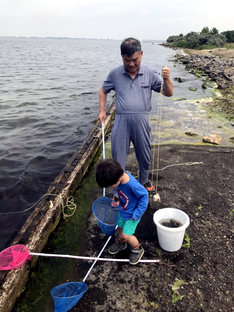 Max and Miaomiao`s father catching crabs at the northwest side of the Grevelingendam