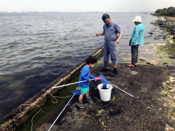 Max and Miaomiao`s parents catching crabs at the northwest side of the Grevelingendam