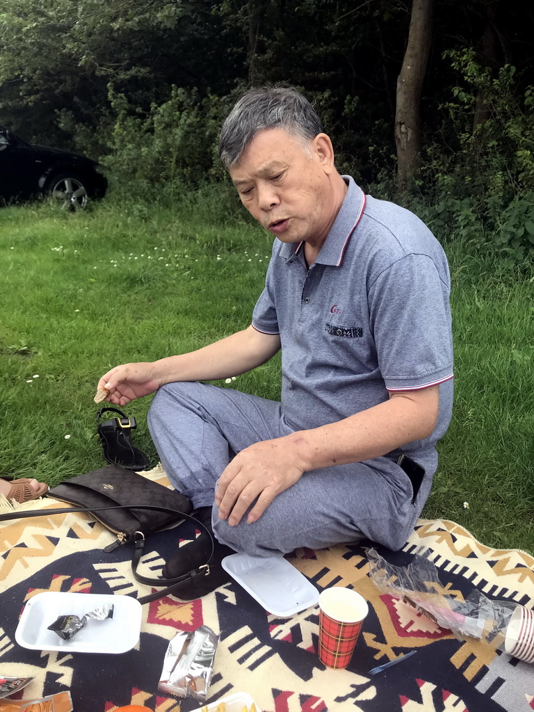 Miaomiao`s father eating a frikandel at the northwest side of the Grevelingendam