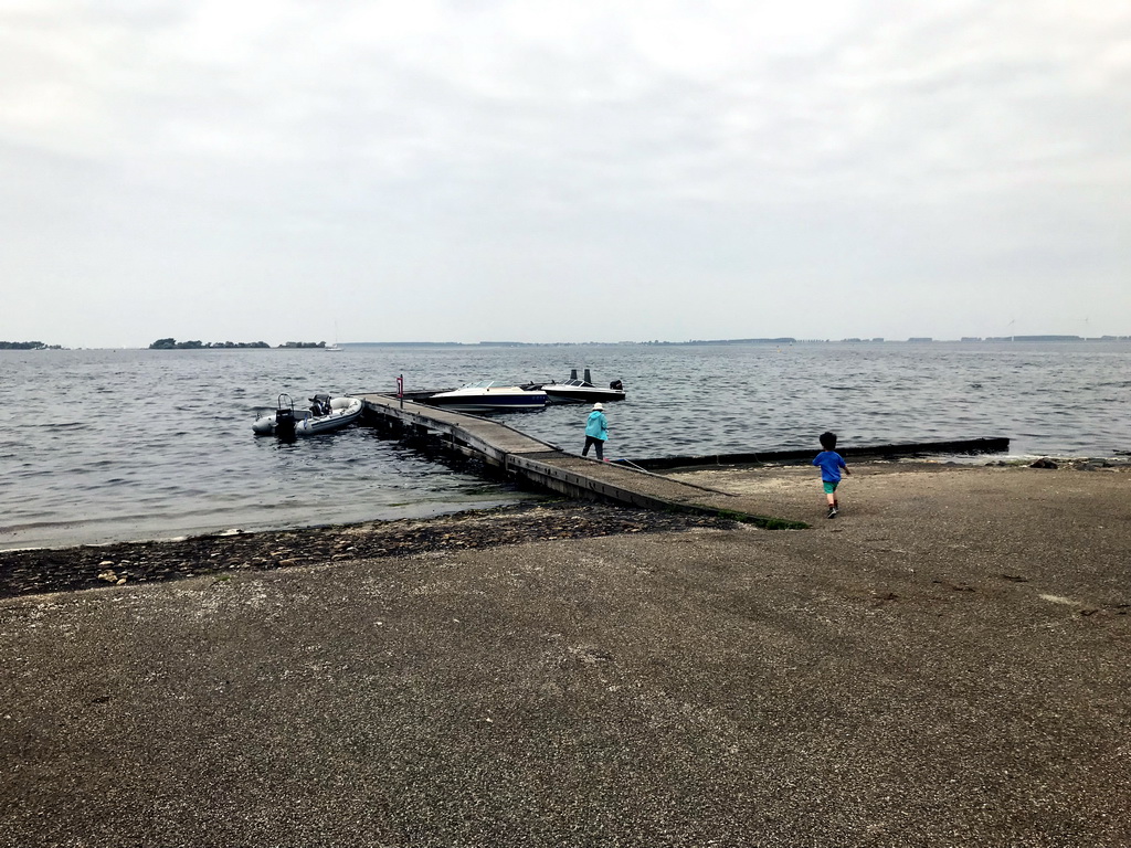 Max and Miaomiao`s mother catching crabs at the northwest side of the Grevelingendam