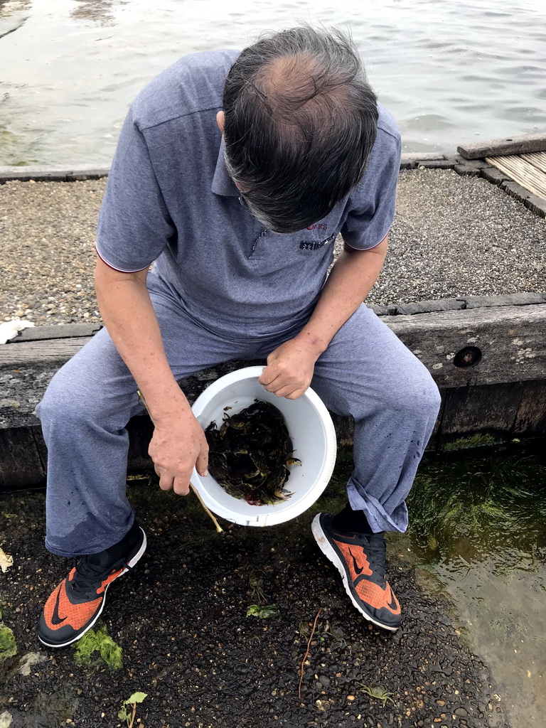 Miaomiao`s father and a bucket with crabs at the northwest side of the Grevelingendam