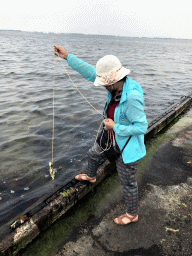 Miaomiao`s mother catching crabs at the northwest side of the Grevelingendam