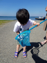 Max catching crabs at the northwest side of the Grevelingendam