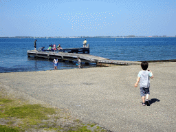 Max walking to a pier at the northwest side of the Grevelingendam