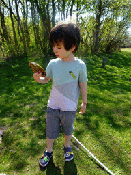 Max with a seashell at the northwest side of the Grevelingendam