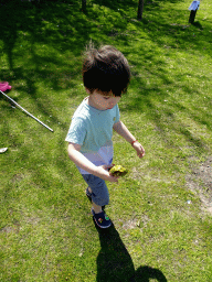bruinisse_5_020 - 554 kb - 768x1024 - Max with a seashell at the northwest side of the Grevelingendam Max with a seashell at the northwest side of the Grevelingendam