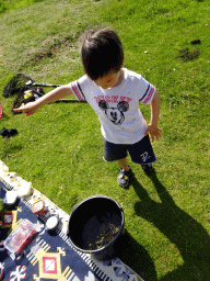 Max and a bucket with crabs at the northwest side of the Grevelingendam