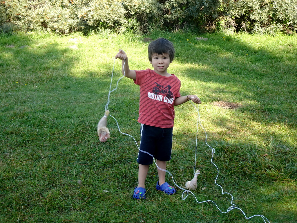 Max with chicken legs at the northwest side of the Grevelingendam