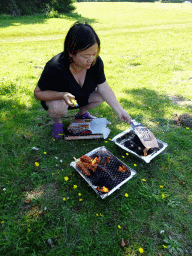 Miaomiao preparing the barbecue at the north side of the Grevelingendam