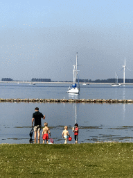 Tim, Max and our friends catching crabs at the north side of the Grevelingendam