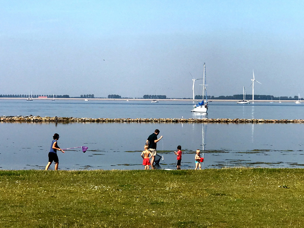 Tim, Max and our friends catching crabs at the north side of the Grevelingendam