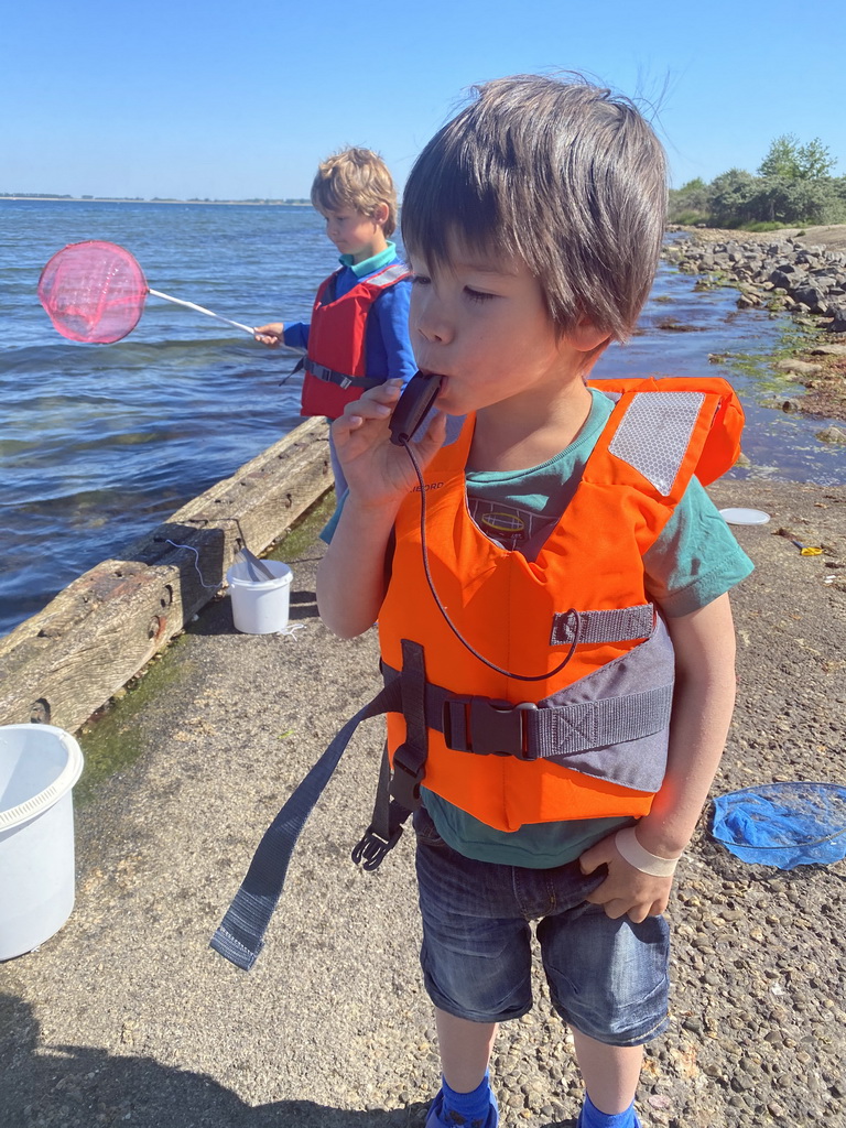 Max and his friend catching crabs at the northwest side of the Grevelingendam