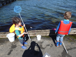 Max and his friend catching crabs at the northwest side of the Grevelingendam