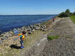 Max and his friend catching crabs and Miaomiao looking for snails at the northwest side of the Grevelingendam