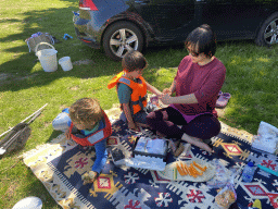 Miaomiao, Max and his friend having lunch at the northwest side of the Grevelingendam