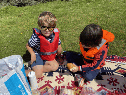 Max and his friend having lunch at the northwest side of the Grevelingendam