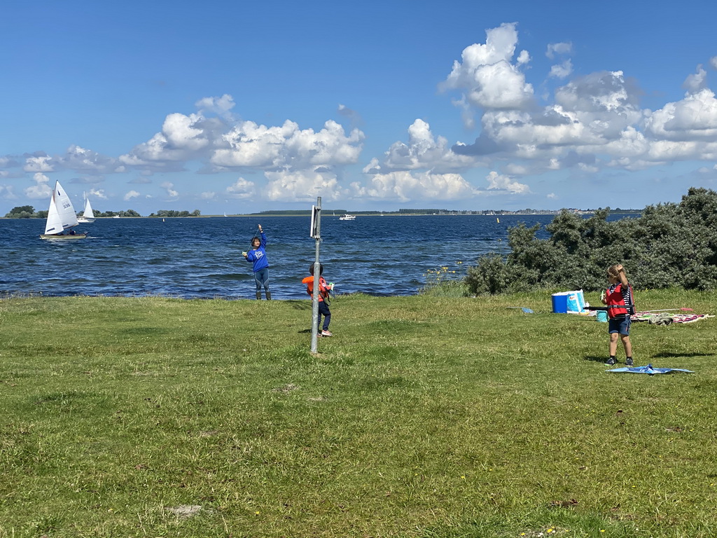 Miaomiao, Max and his friend kiting at the northwest side of the Grevelingendam