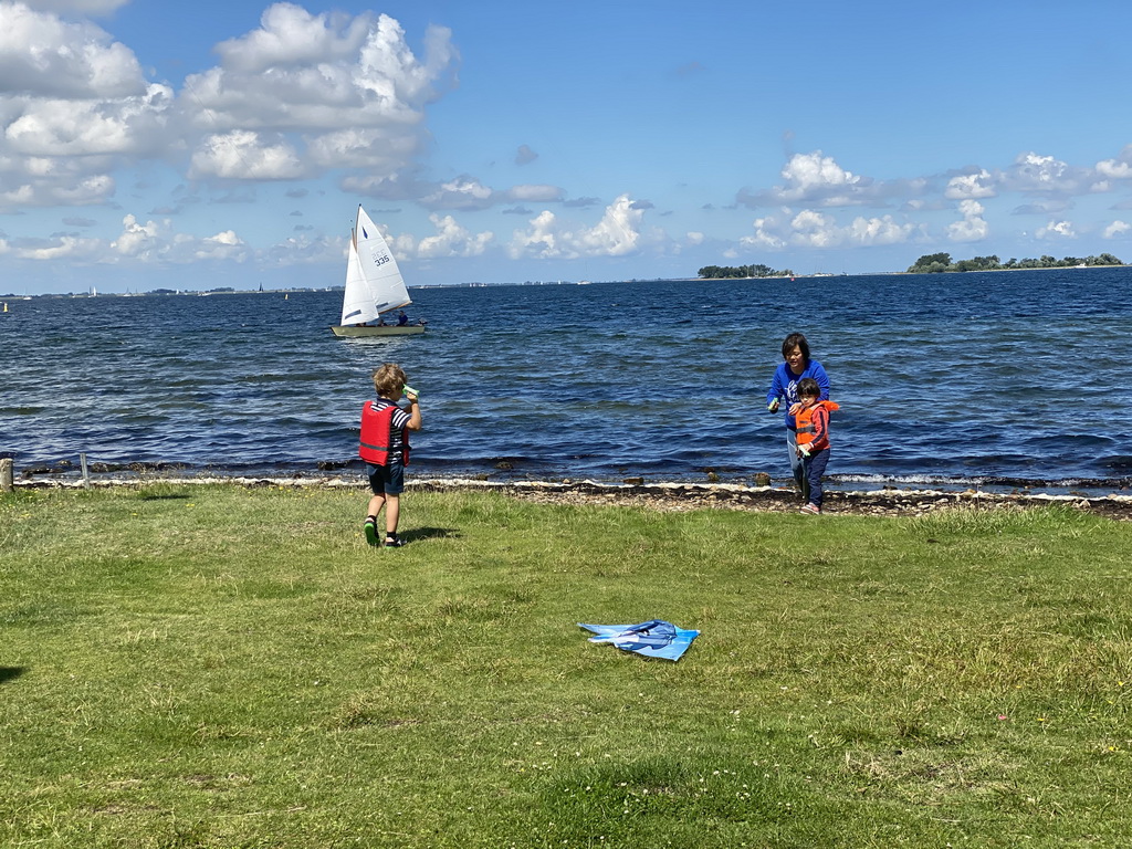 Miaomiao, Max and his friend kiting at the northwest side of the Grevelingendam