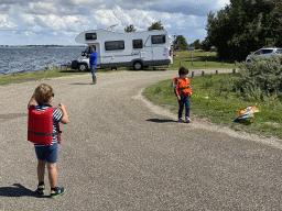 Miaomiao, Max and his friend kiting at the northwest side of the Grevelingendam