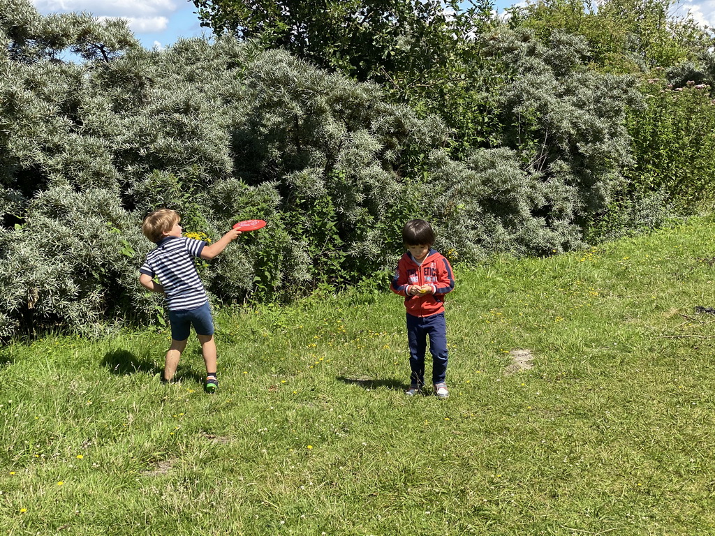 Max and his friend frisbeeing at the northwest side of the Grevelingendam