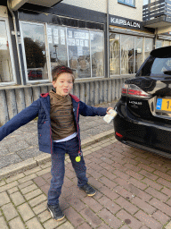 Max with his new haircut and Pokémon cards in front of the Hairstyling Annemarie barber at the Koppelplein square at Brummen