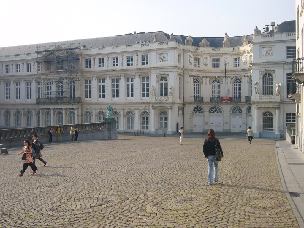 Miaomiao at the museum buildings at the Rue du Musée street
