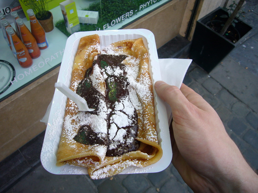 Crêpe au Chocolat in Tim`s hand