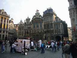 Street artists and buildings at the northwest side of the Grand-Place de Bruxelles square