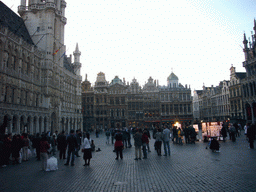 The Grand-Place de Bruxelles square with street artists and the City Hall