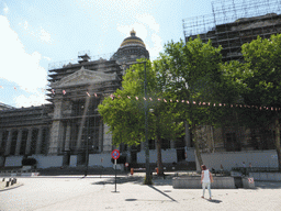 Miaomiao at the Place Poelaert square with the Palais de Justice de Bruxelles