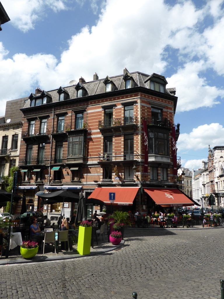 Front of the Le Perroquet restaurant at the Rue Watteeu street