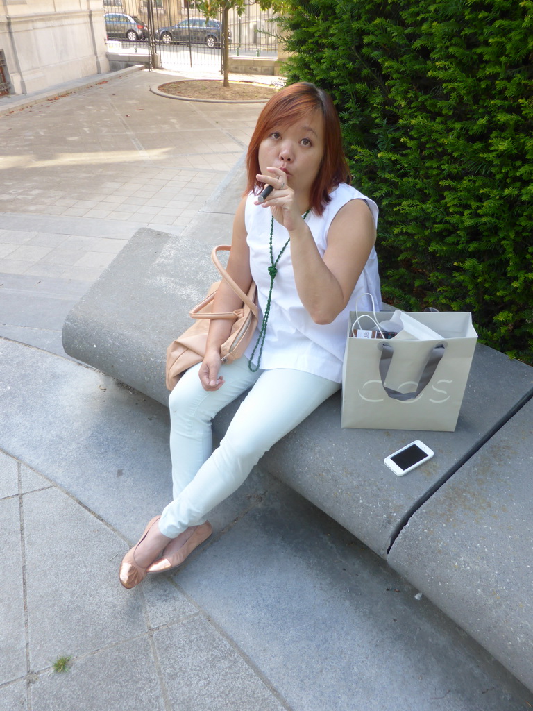 Miaomiao smoking on a bench in the Egmont Park