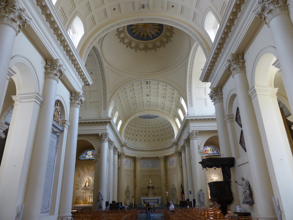 Nave and apse of the Église Saint-Jacques-sur-Coudenberg church