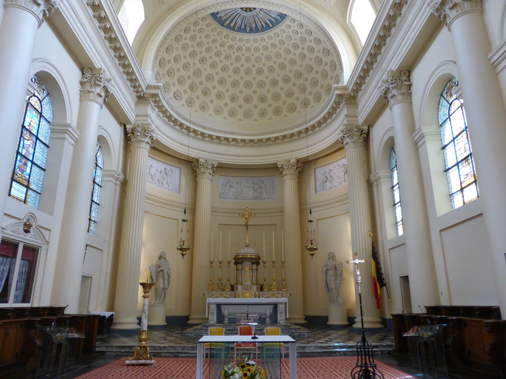 Apse and altar of the Église Saint-Jacques-sur-Coudenberg church