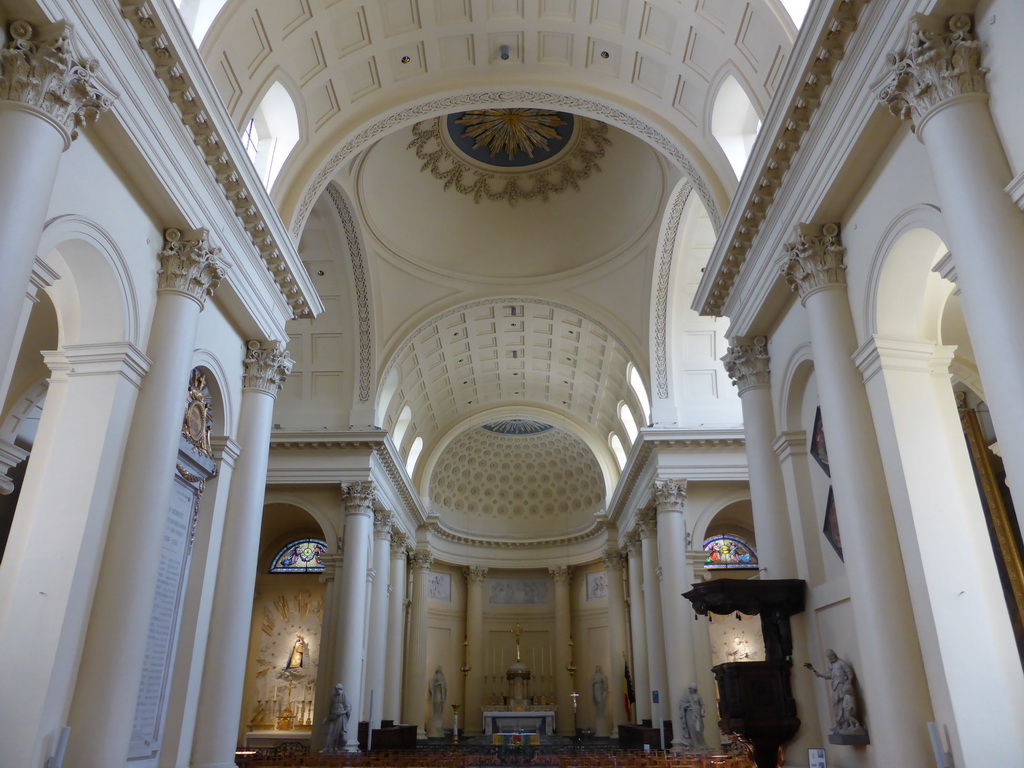 Nave and apse of the Église Saint-Jacques-sur-Coudenberg church