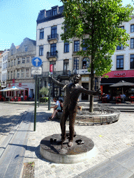 brussels_3_065 - 447 kb - 768x1024 - Statue of Jacques Brel at the Place de la Vieille Halle aux Blés Statue of Jacques Brel at the Place de la Vieille Halle aux Blés