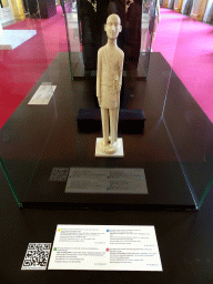 Statuette of King Albert I at the Long Gallery of the Royal Palace of Brussels, with explanation