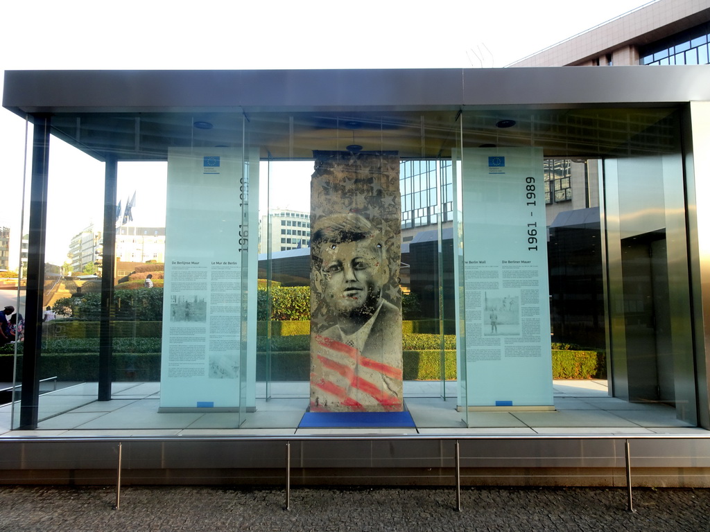 Information on the Berlin Wall at the Rue de la Loi street