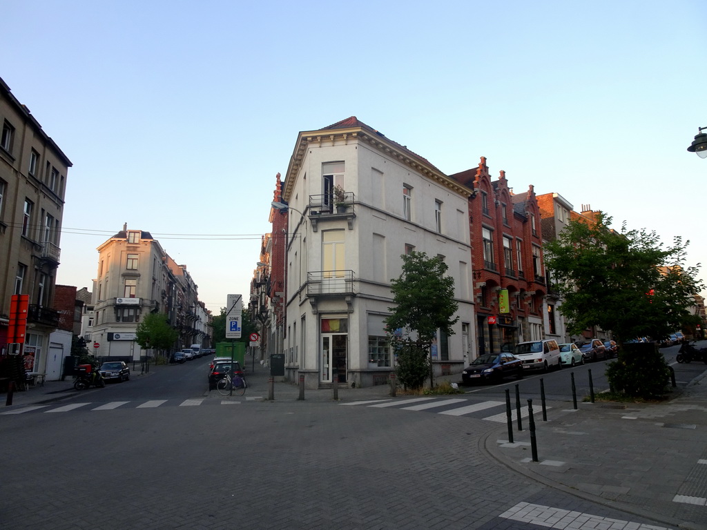 Buildings at the crossing of the Rue Stevin and Rue du Taciturne streets