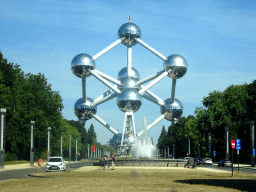 Fountain at the Boulevard du Centenaire and the southeast side of the Atomium, viewed from the car