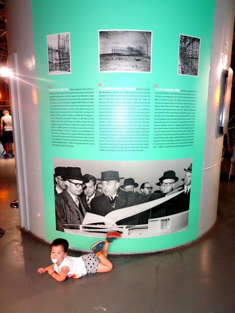 Max in front of the explanation on the Civil Engineering Arrow building of Expo 58 at Level 5 of the Atomium