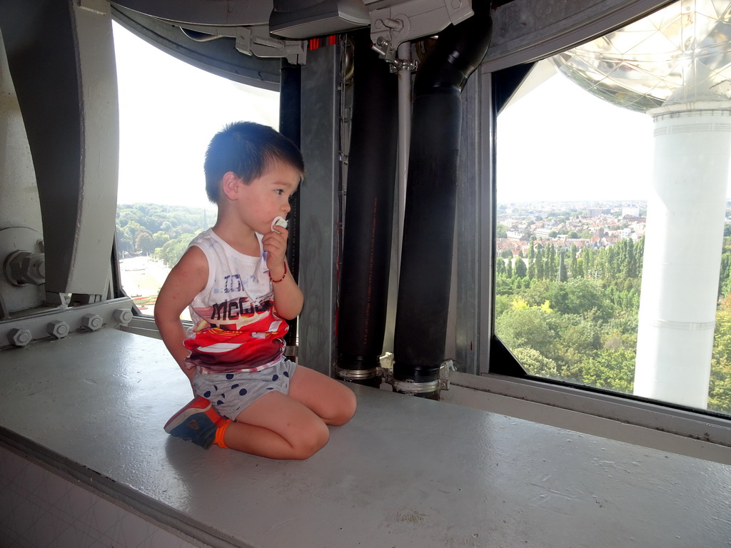 Max at Level 6 of the Atomium, with a view on the Laeken Park