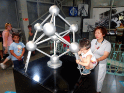 Miaomiao and Max with a scale model of the Atomium, at Level 1 of the Atomium
