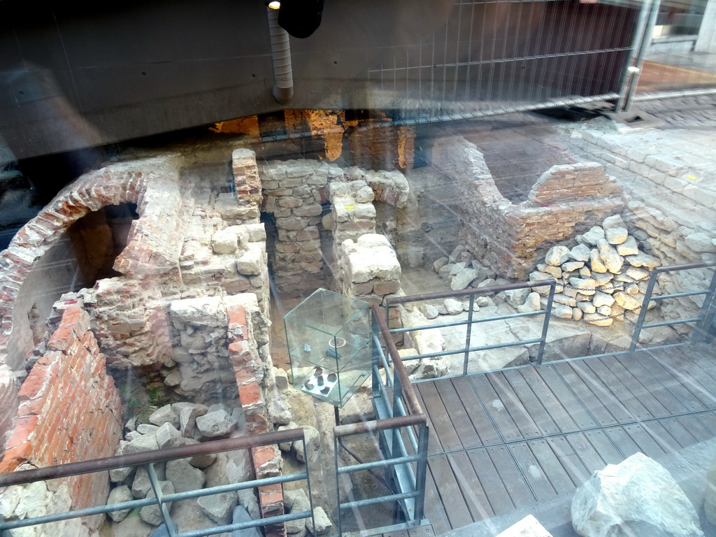 Excavation of ancient walls at the Rue de la Bourse street